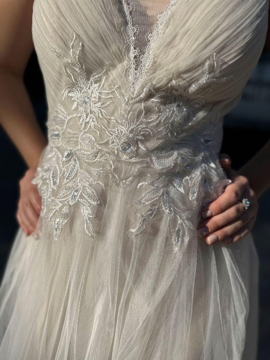 Classy Strap V-Neck Lace Applique Tulle Wedding Dress